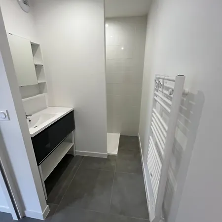 Neuf Avec Patio Апартаменты *